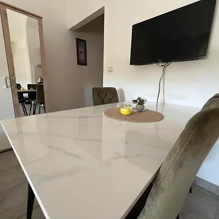 Lana Apartman *